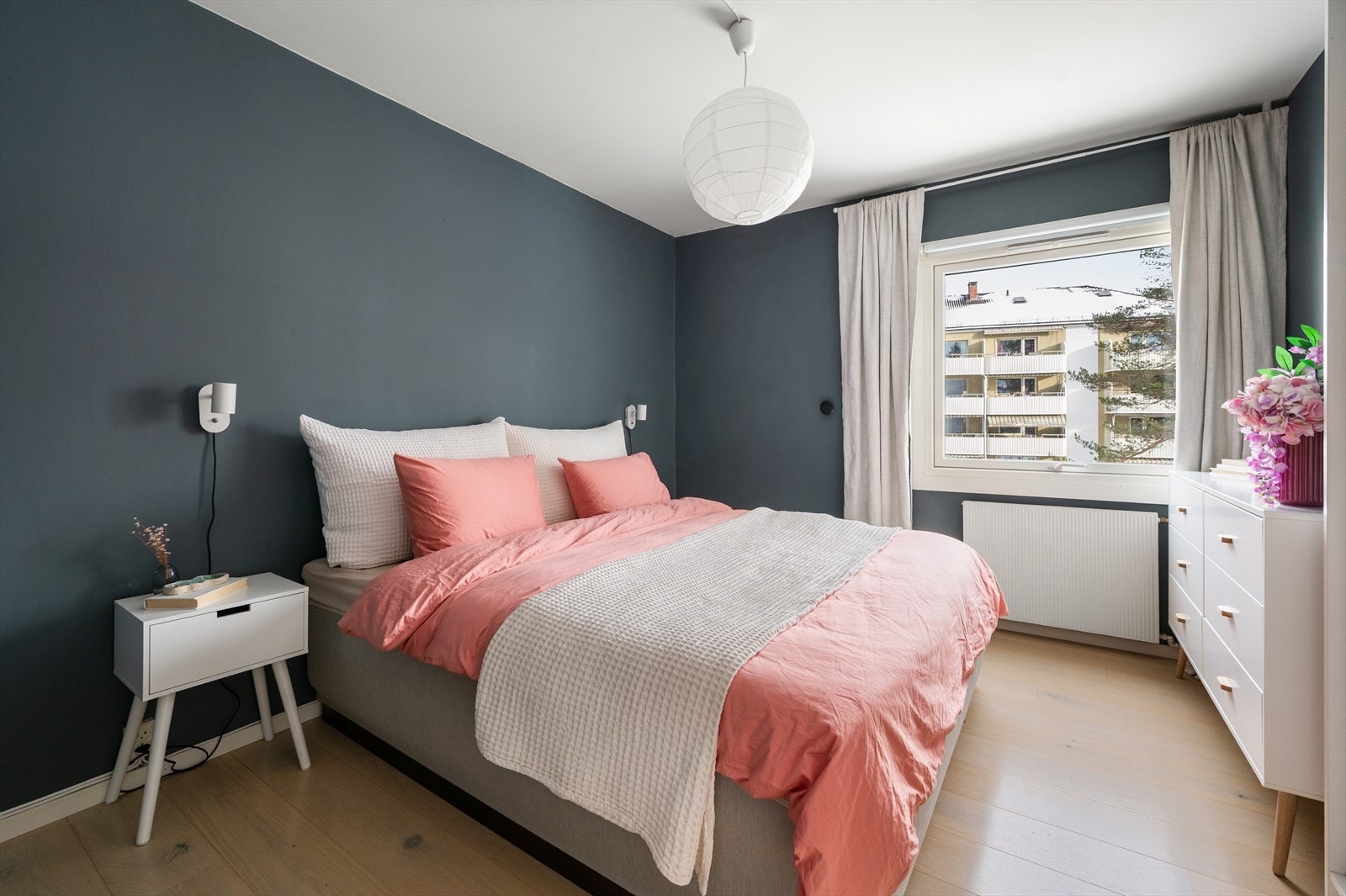 Hovedsoverommet har fin plass til dobbeltseng med nattbord på hver sin side. Galleribilde