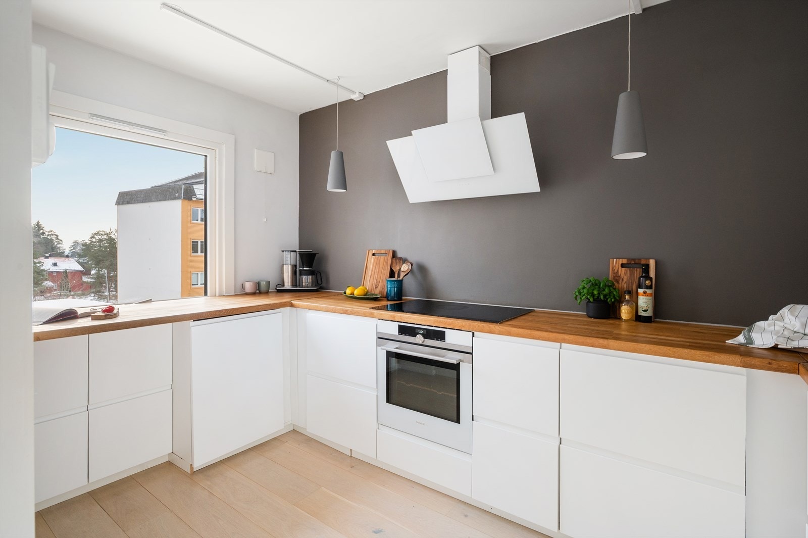 Kjøkkenet ligger adskilt fra stue og har godt med skap- og benkeplass. Galleribilde