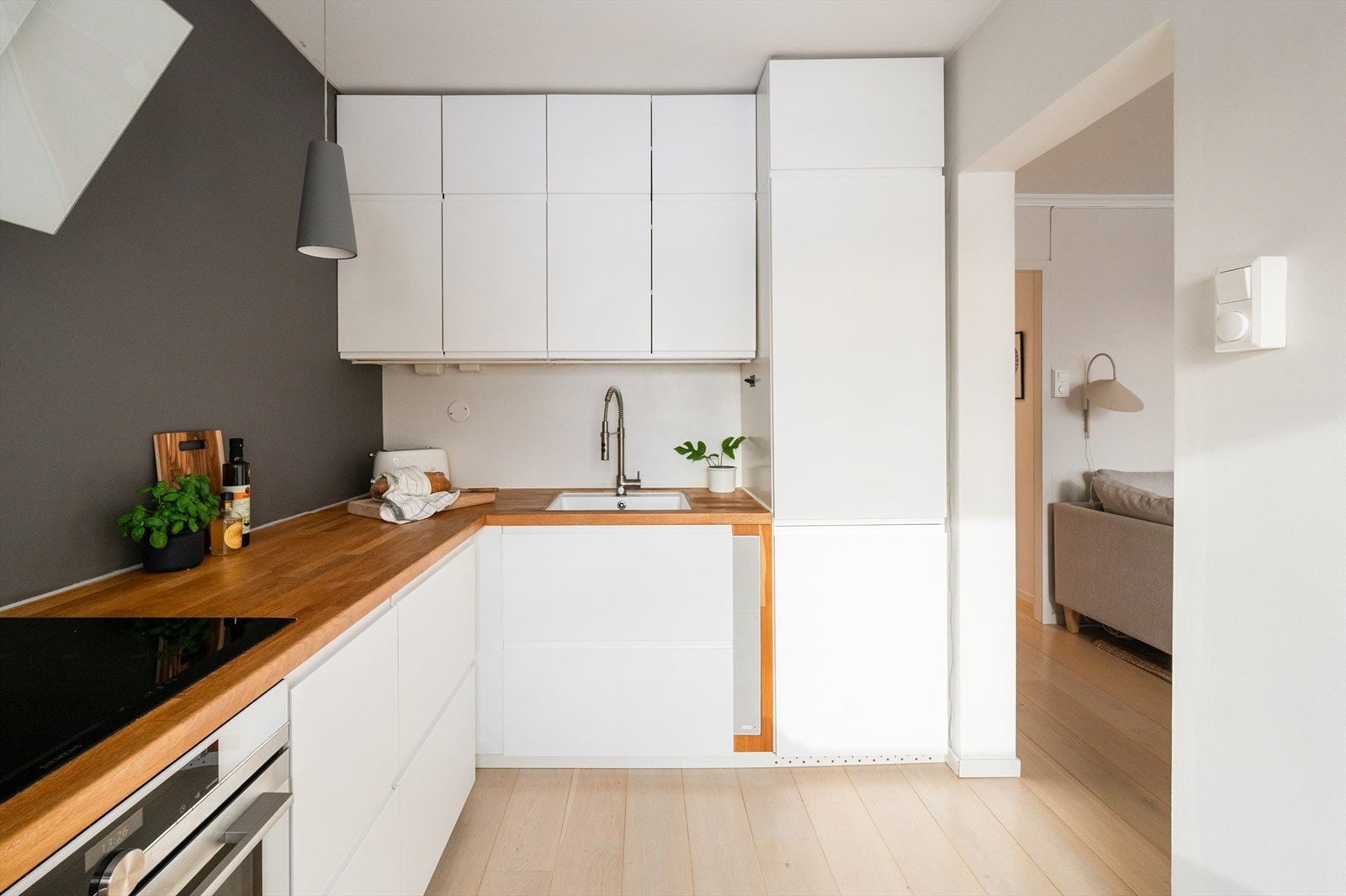 Det er integrert platetopp, komfyr, oppvaskmaskin og kjøl/frys, samt kjøkkenventilator med kullfilter. Galleribilde