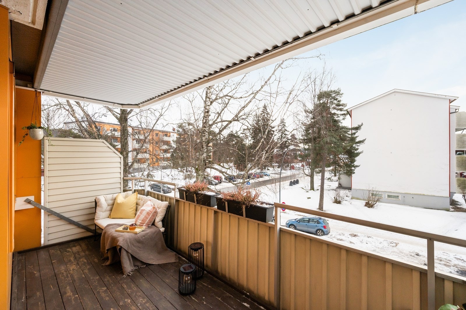 På sommerstid blir det frodig rundt balkongen, og trærne foran bidrar til naturlig skjerming mot innsyn. Galleribilde