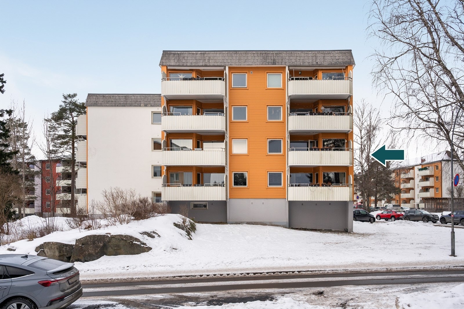 Her bor du med kort avstand til alt du trenger! Butikker, kjøpesentre, skole, idrett, lekeplasser, barnehage og off. Kommunikasjon er like ved. Galleribilde