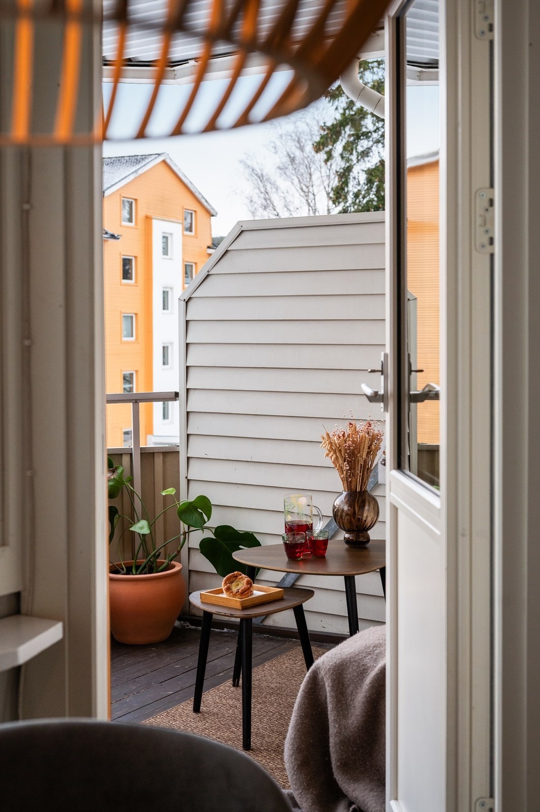 Fra stuen er det utgang til en solrik balkong. Galleribilde