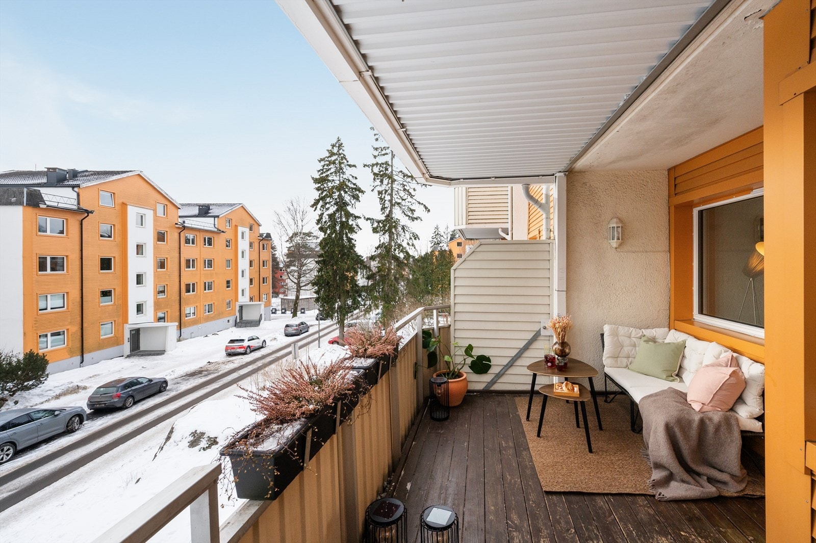 Her er det god plass til både sofagruppe og spisebord, og man kan nyte svært gode solforhold gjennom dagen. Galleribilde