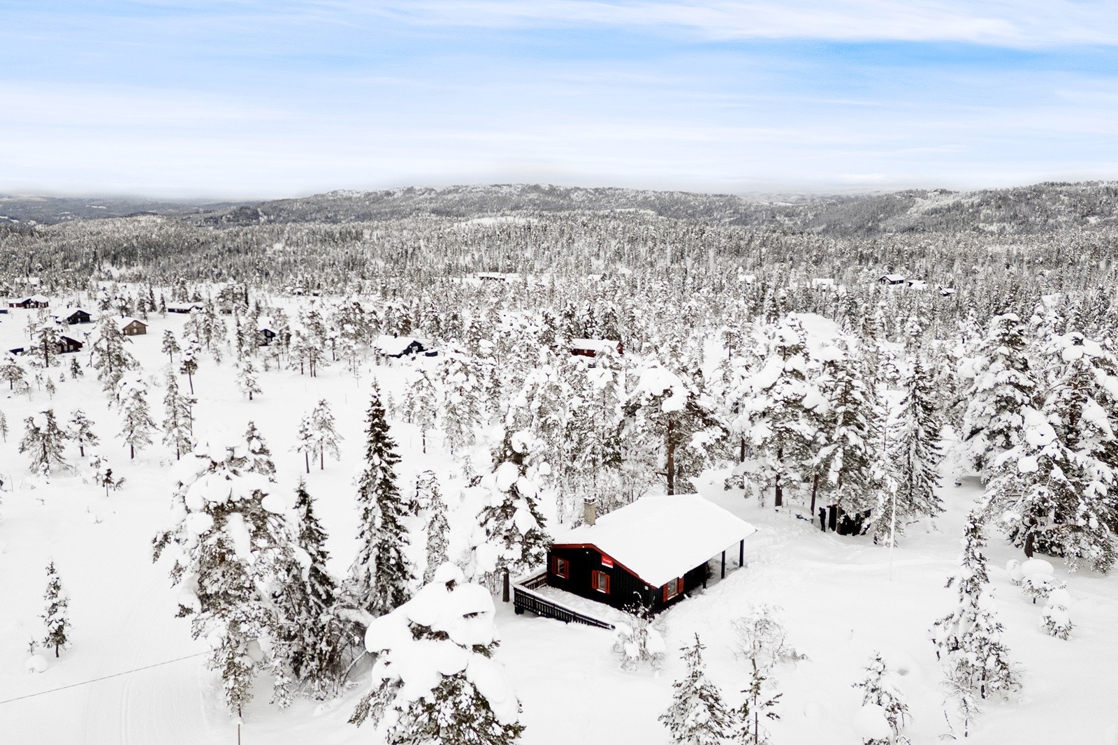 Eiendommen har en attraktiv og usjenert beliggenhet i et etablert hytteområde på Søre Blefjell, sentralt plassert mellom Blestølen og Blestua. Galleribilde