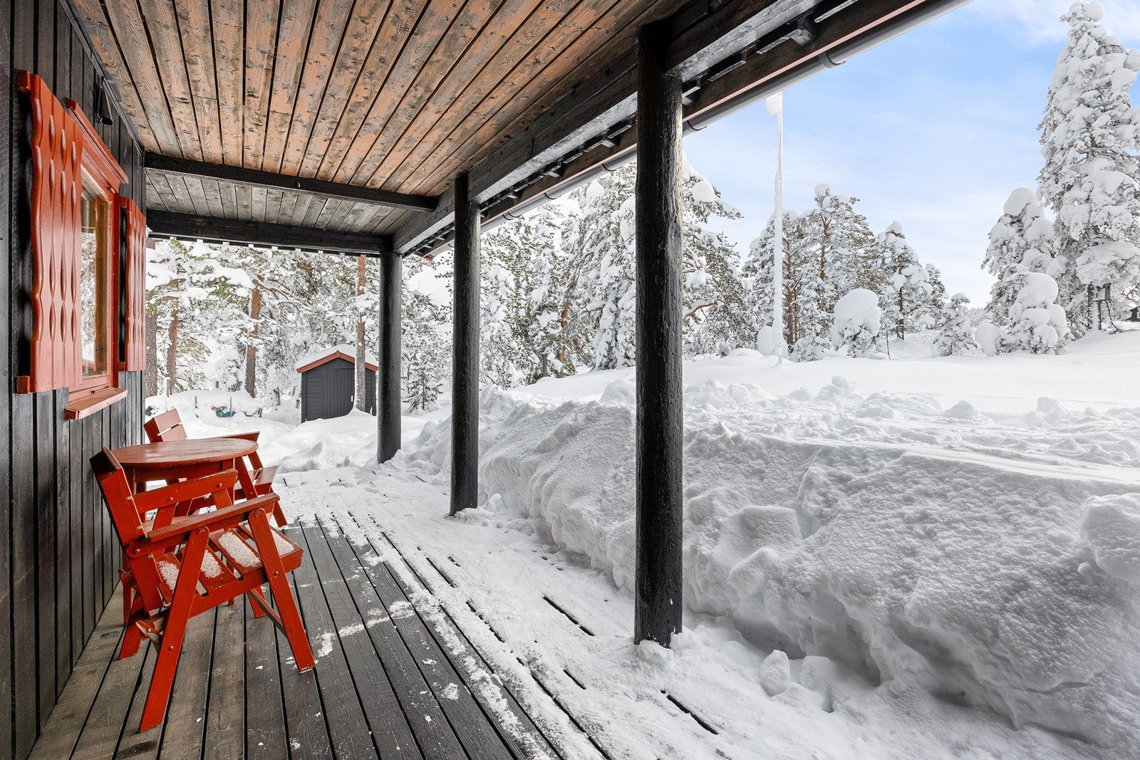 Hytta har en praktisk, overbygget terrasse i tilknytning til inngangspartiet. Galleribilde