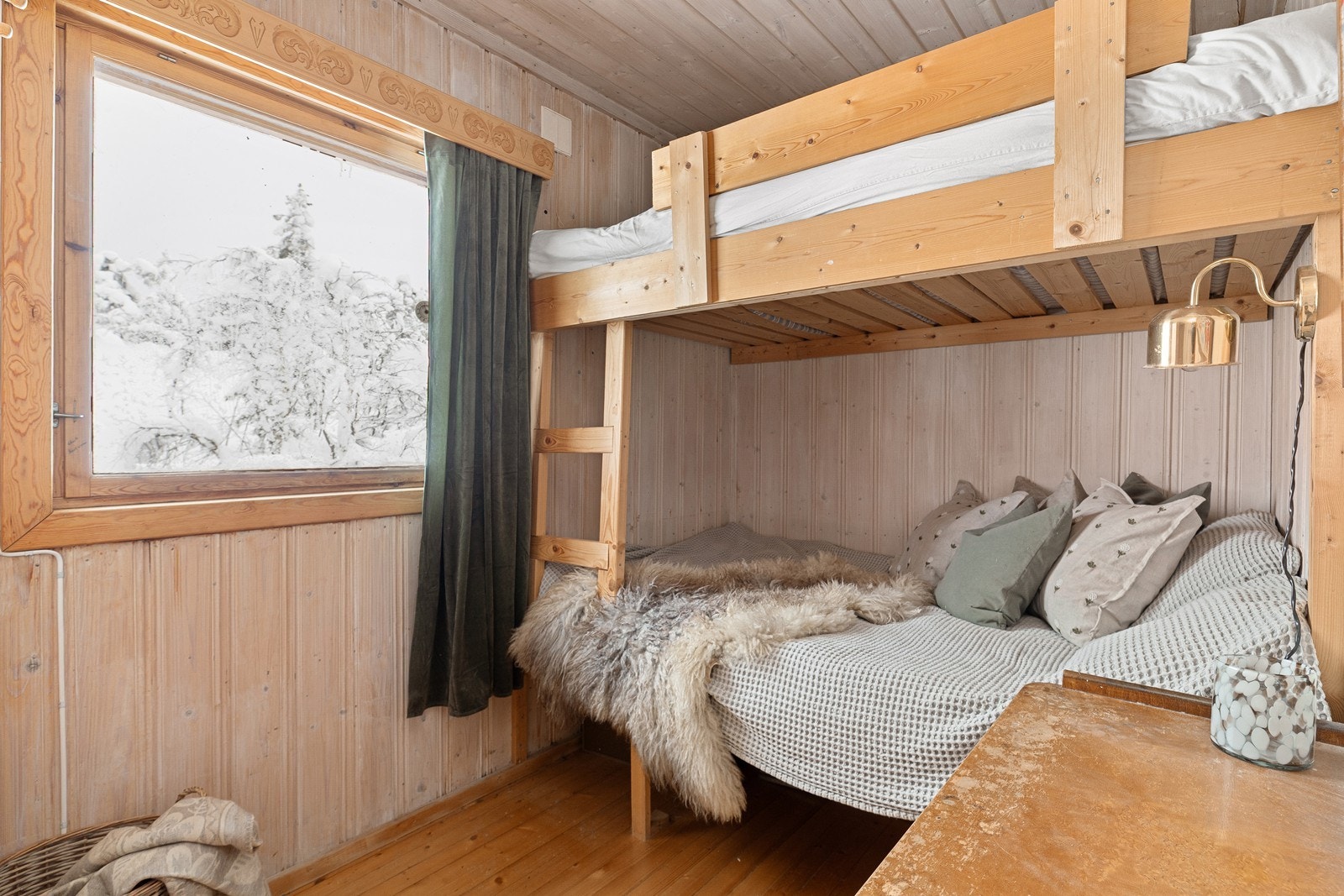 Hytta har totalt tre soverom, alle rommene er utstyrt med praktiske køyesenger. Galleribilde