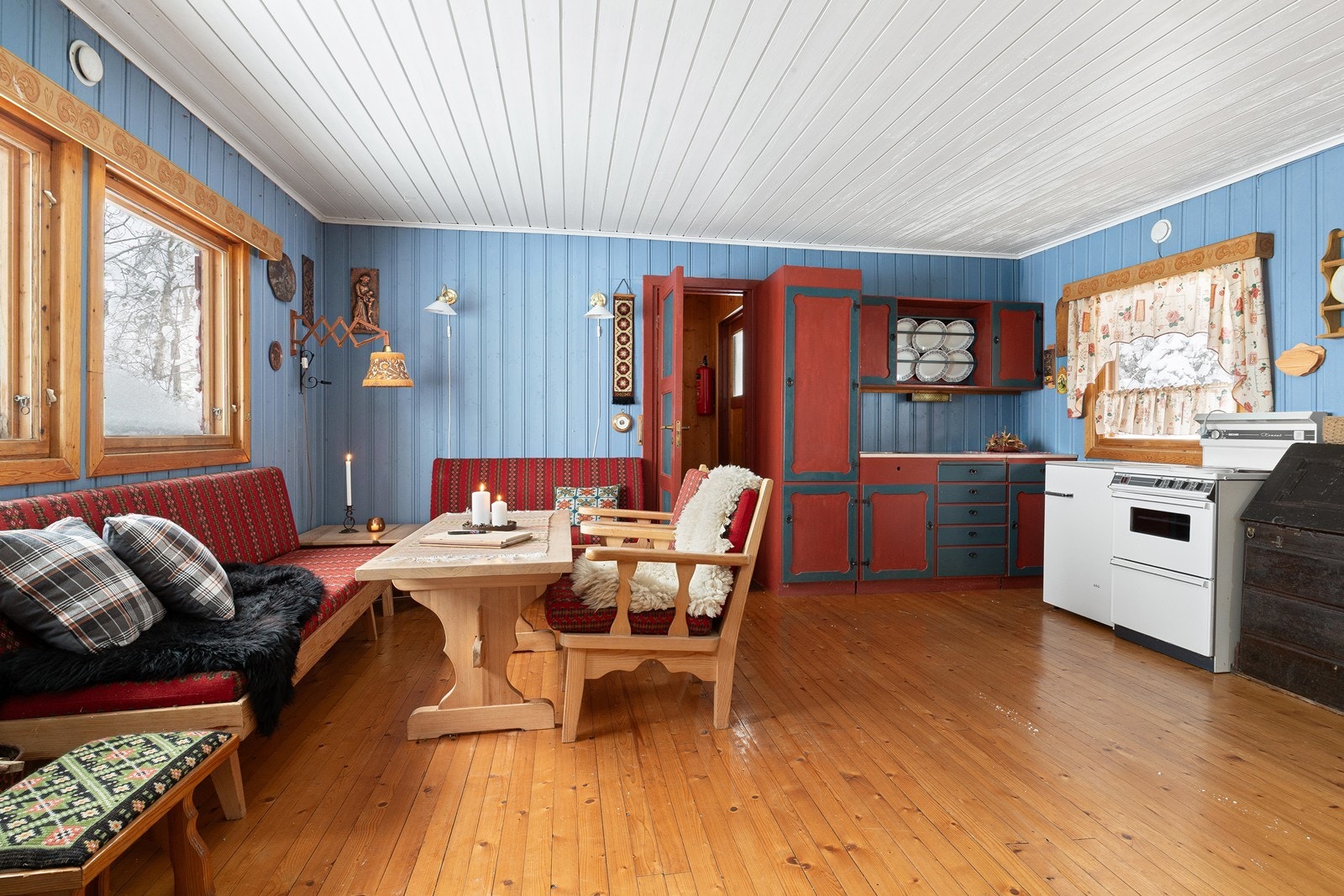 Innvendige overflater består av furu- og lakkerte tregulv, mens vegger og tak er kledd med trepanel. Galleribilde
