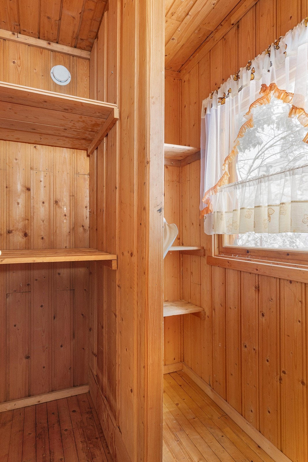 Innvendig bod innenfor vindfanget. Galleribilde