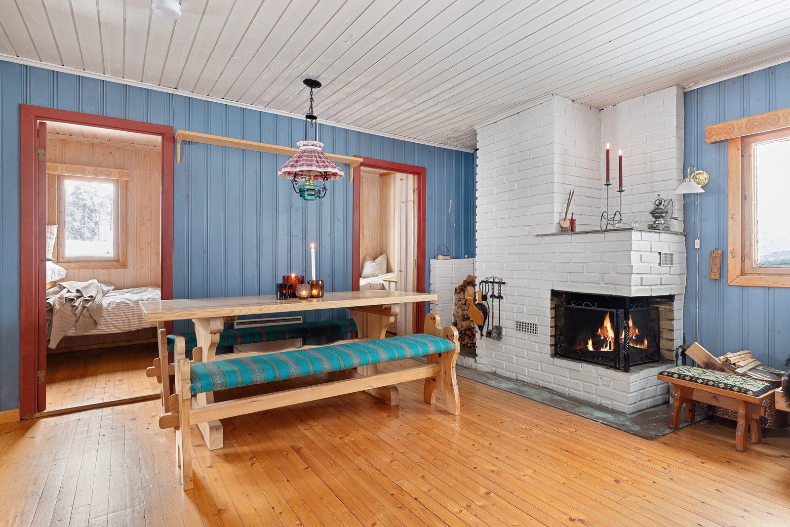 Mellom sofakroken og spiseplassen finner du en åpen peis som både gir varme til kjøligere dager, samt et lunt og koselig uttrykk i rommet. Galleribilde