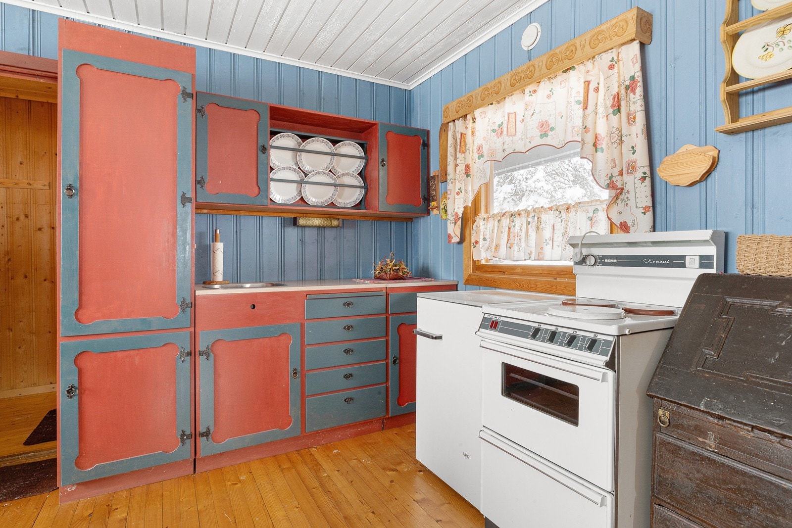 Innredningen byr også på både kjøleskap og komfyr. Galleribilde