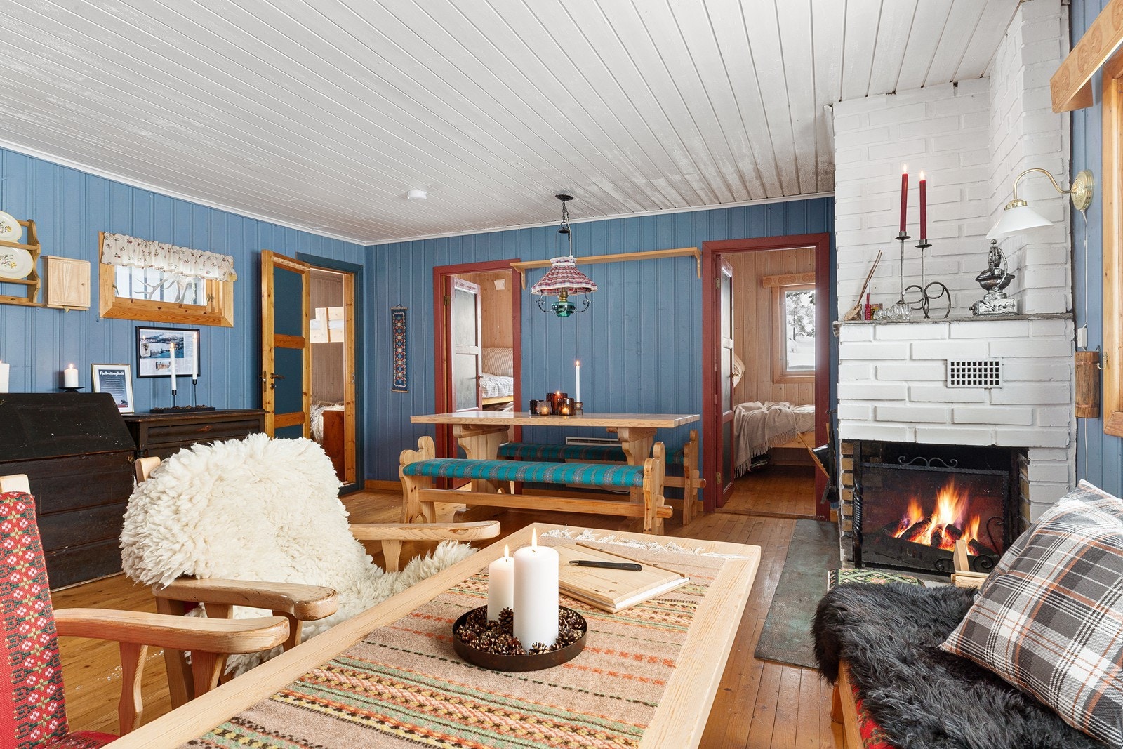 Rommet har en åpen og sosial løsning der kjøkken, spisestue og stue glir naturlig over i hverandre, og gir et funksjonelt og innbydende oppholdsrom. Galleribilde