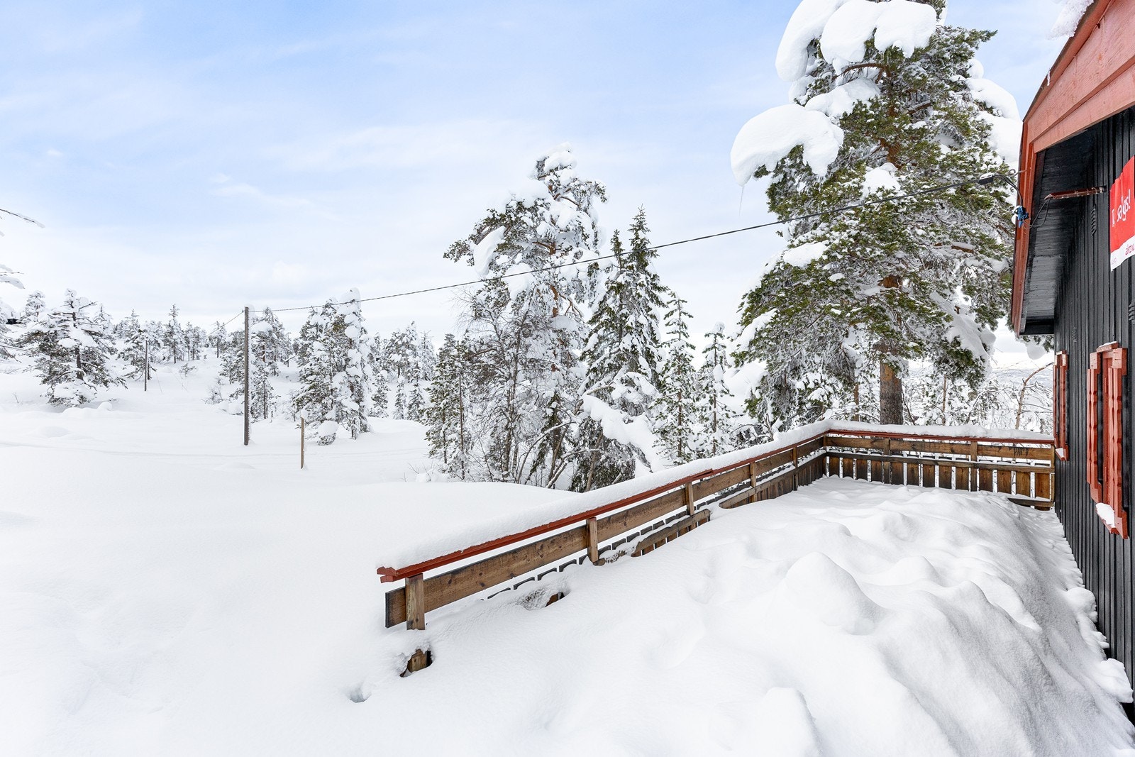På verandaen kan du enkelt møblere med sittegrupper og skape en hyggelig og sosial uteplass for alle. Galleribilde