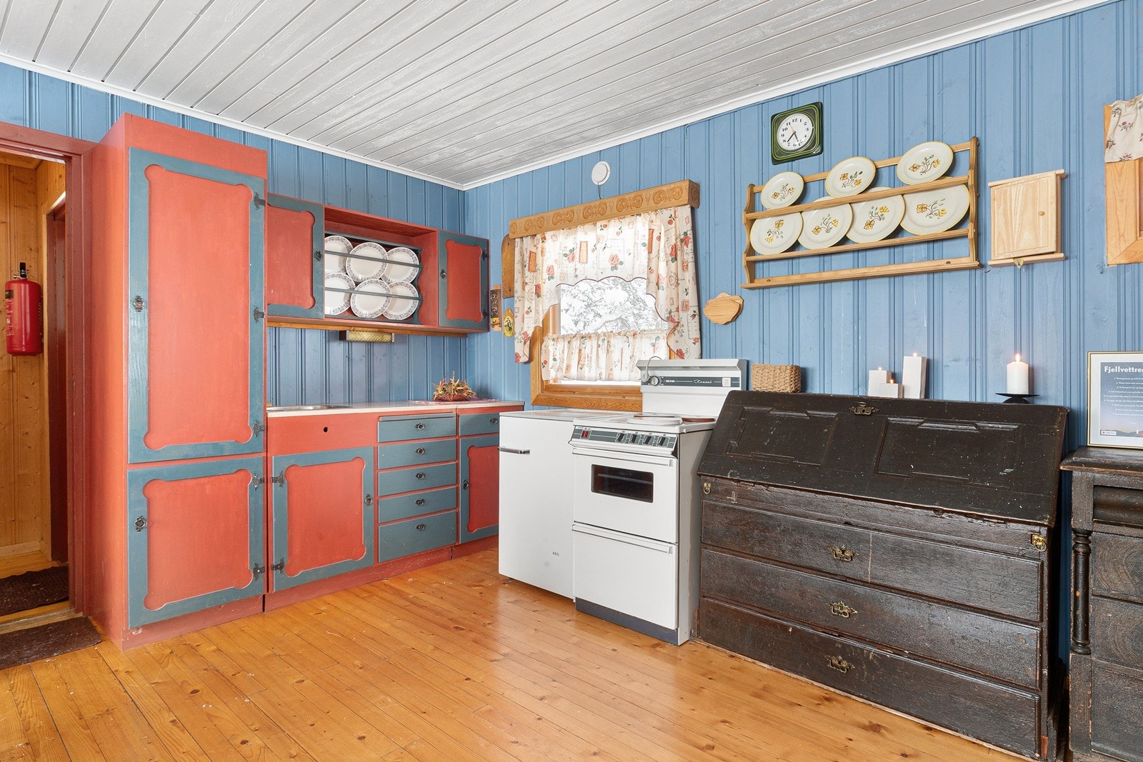 Kjøkkenet har plassbygget innredning med glatte fronter og benkeplate av laminat. Galleribilde