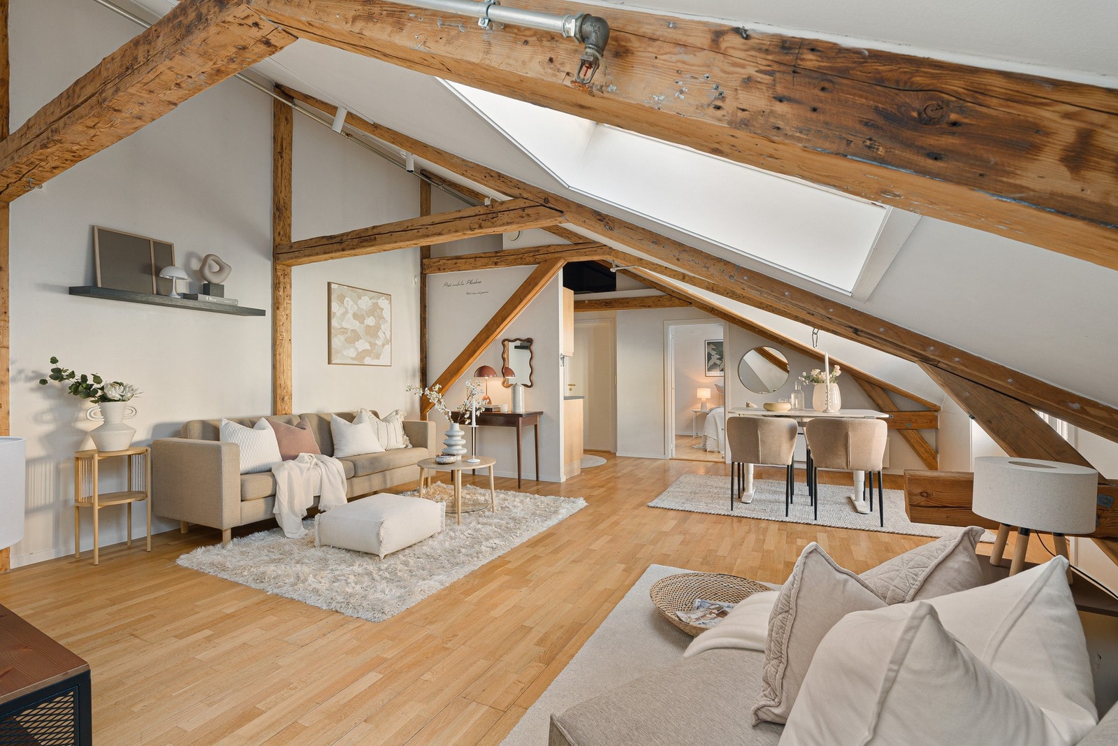 Her får du en koselig 2-roms toppleilighet med tilbaketrukket beliggenhet i en rolig og sjarmerende bakgård. Galleribilde