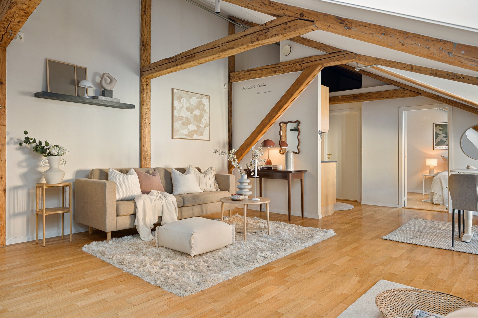 Leiligheten har et totalt bruksareal på 47 kvm og en god planløsning bestående av romslig stue, kjøkken, baderom, soverom samt praktisk bod i kjeller. Galleribilde