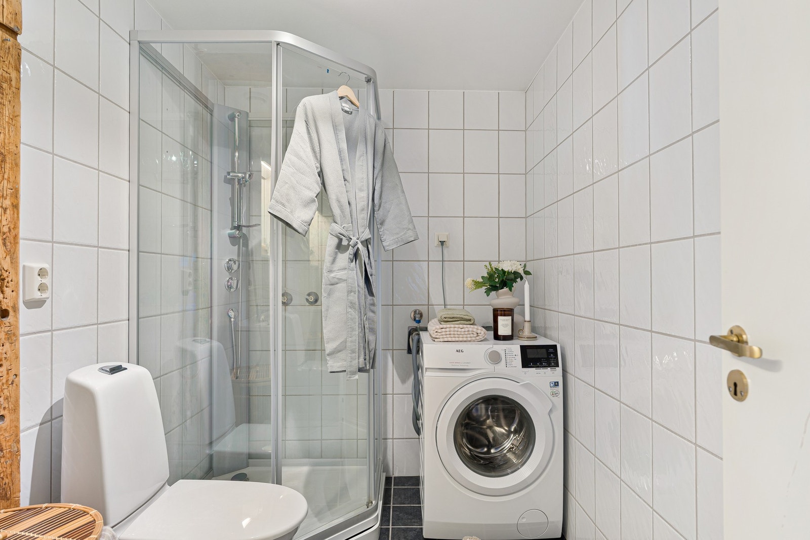 Badet har opplegg for vaskemaskin og god plass til tørketrommel. Galleribilde