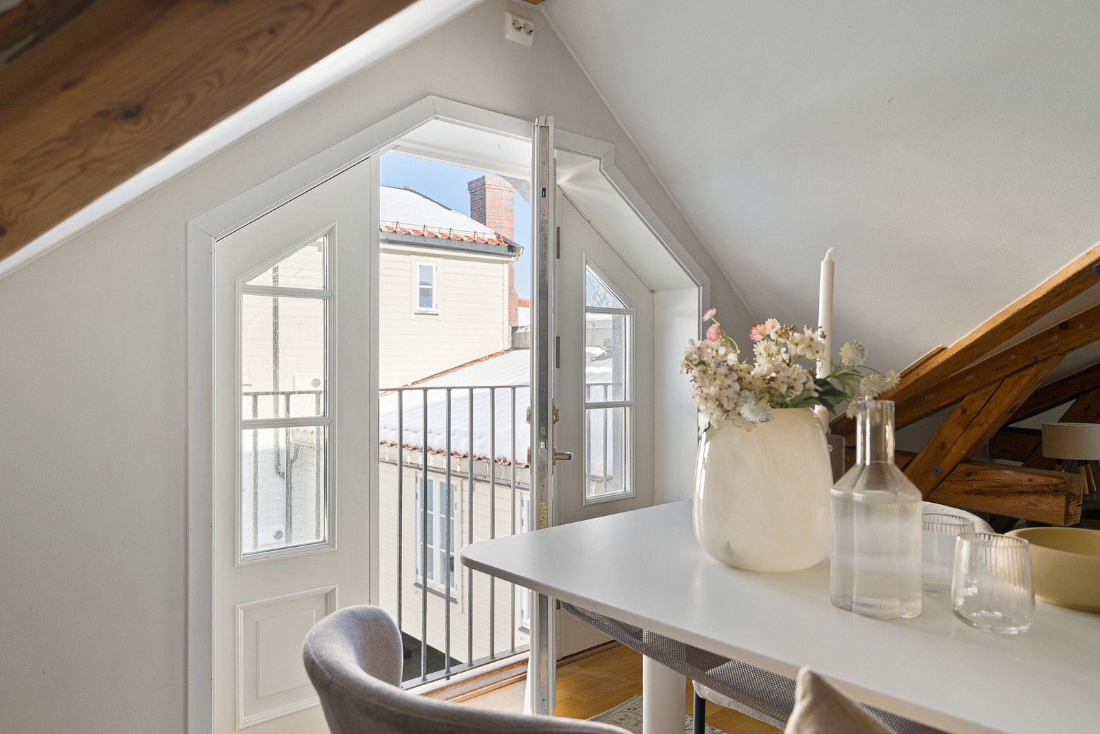 Fransk balkong som gir et fint lysinnslipp og utsyn over den rolige bakgården. Galleribilde