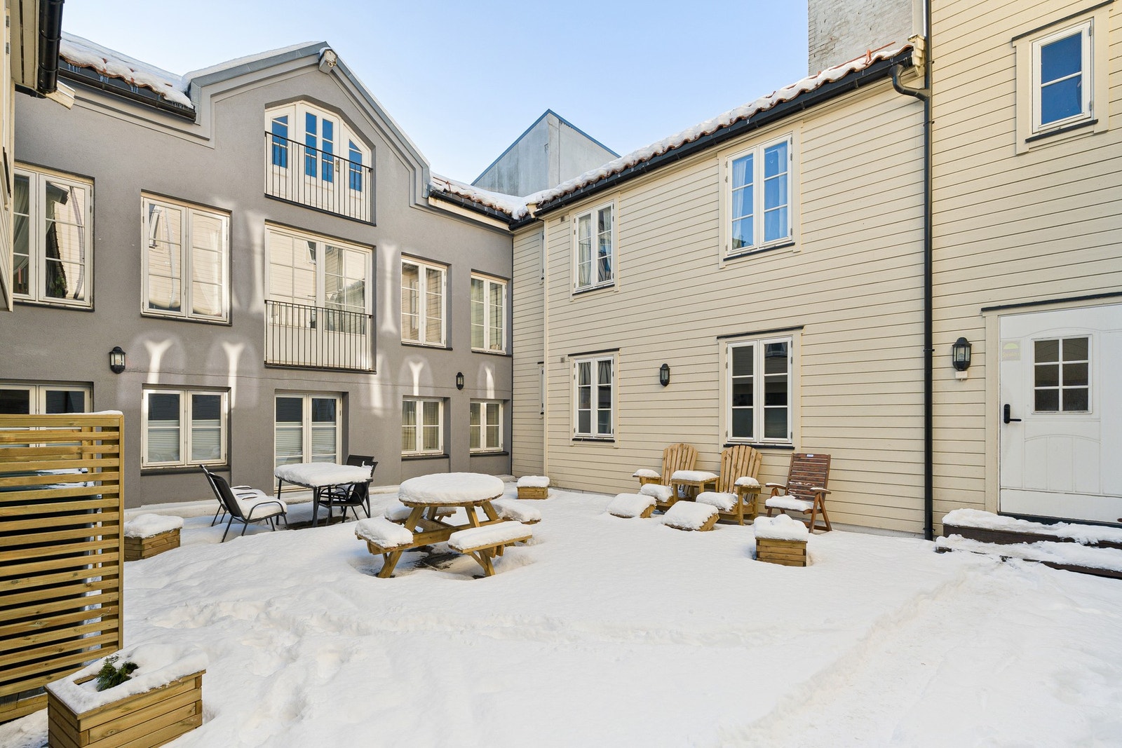 Borettslaget har en hyggelig bakgård med sittegrupper, perfekt for bruk i sommerhalvåret. Galleribilde