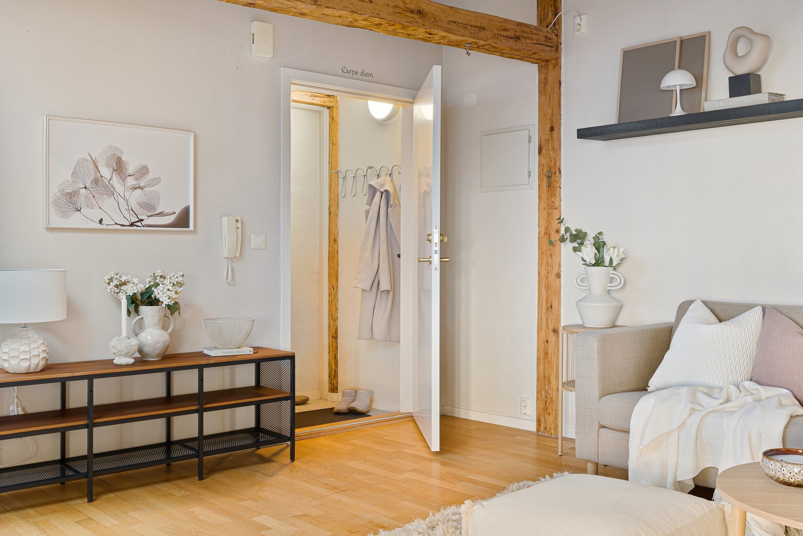 Velkommen inn! Inngangspartiet har god plass til etablering av garderobeløsning. Galleribilde