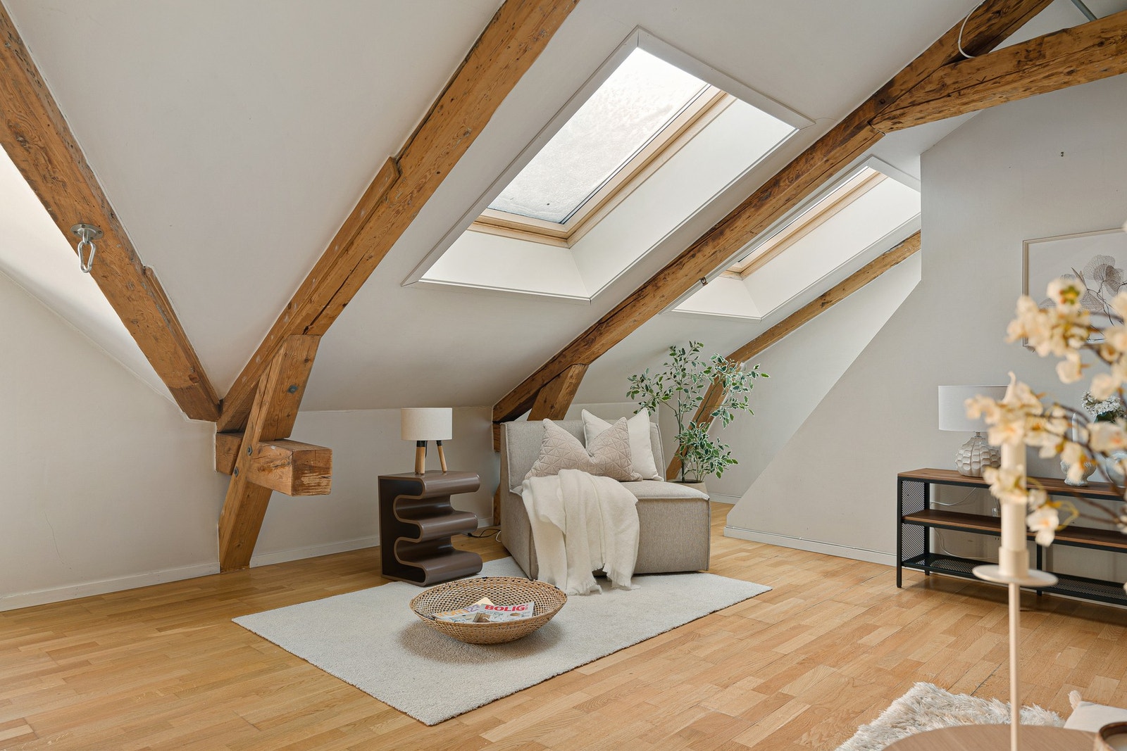 Gjennomgående store vindusflater sørger for rikelig med dagslys og skaper en luftig og behagelig atmosfære i hele leiligheten. Galleribilde