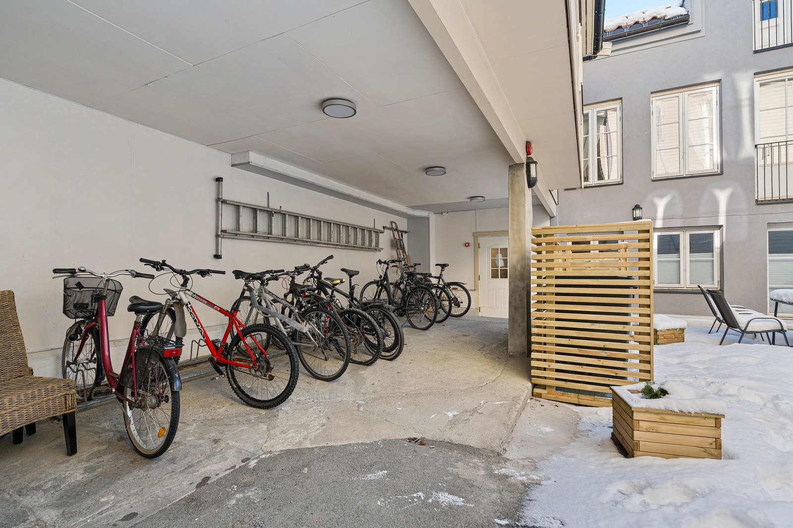 Bakgården har tilrettelagt sykkelparkering, som gir enkel og trygg oppbevaring for beboernes sykler. Galleribilde