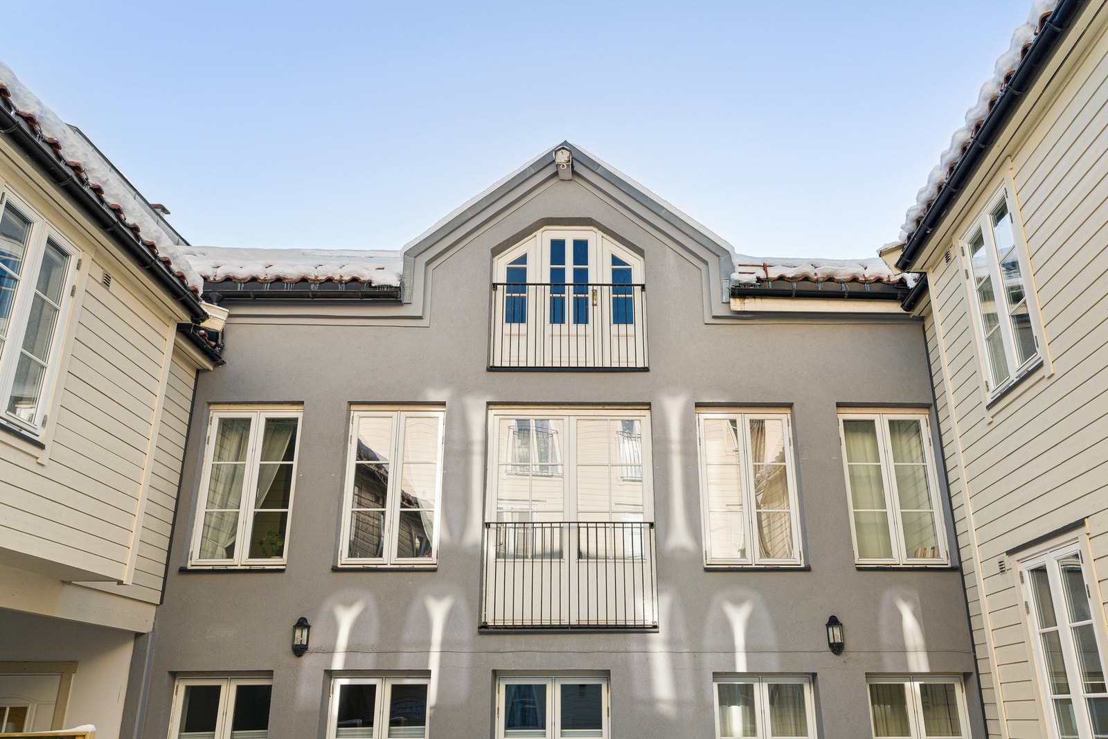 Beliggende i byggets 3. og øverste etasje, med en skjermet og attraktiv plassering. Galleribilde