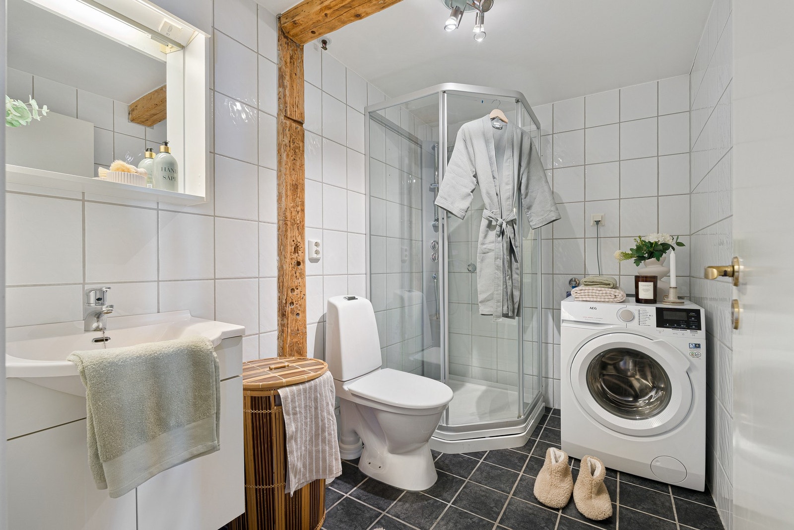 Delikat flislagt baderom på 4,8 kvm med elektriske varmekabler i gulv. Galleribilde