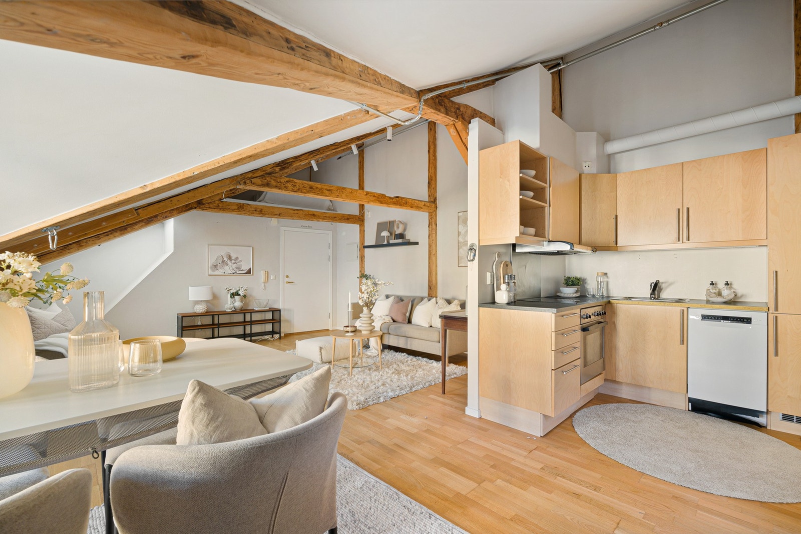 Stuen er på hele 31,4 kvm og opplevelse som svært romslig. Galleribilde