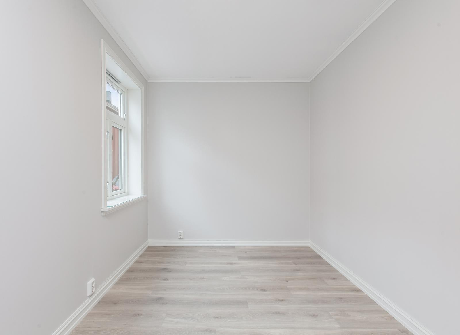 Soverom 1 med god plass til seng, skrivepult og garderobeskap Galleribilde