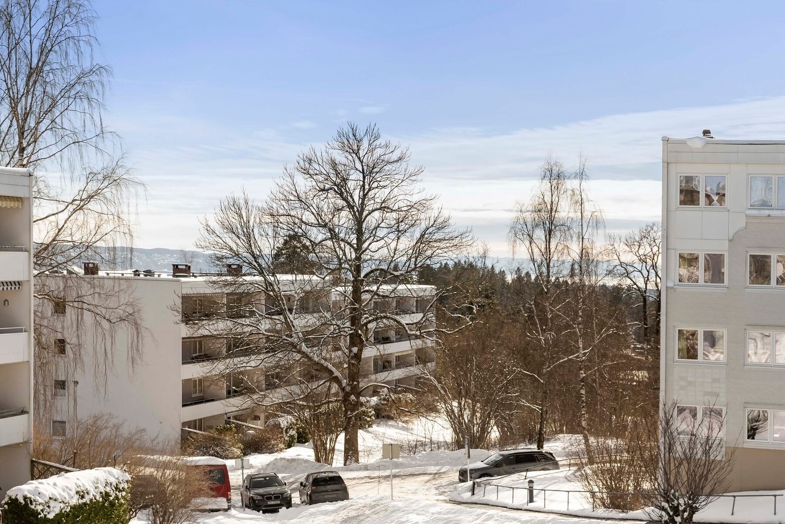 Balkongen vender mot sydvest med hyggelig utsyn og svært gode solforhold. Galleribilde