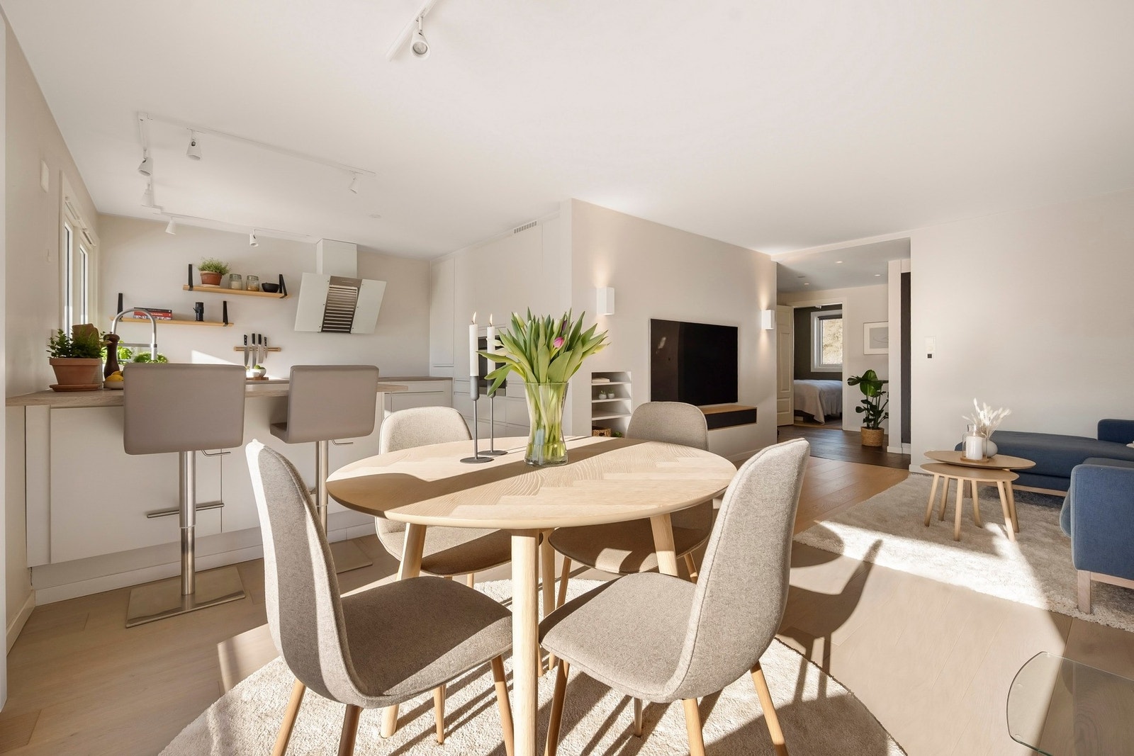 Stuen har en god og funksjonell utforming med naturlig plass til både spisegruppe, sofagruppe og TV med tilhørende møblement. Galleribilde