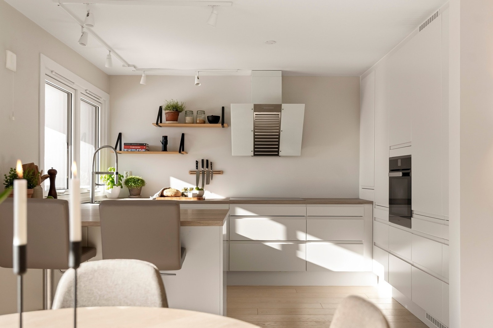 Kjøkkenet ligger i en åpen og sosial løsning mot stuen, og danner et naturlig samlingspunkt i boligen - perfekt for både hverdagsbruk og hyggelige sammenkomster. Galleribilde