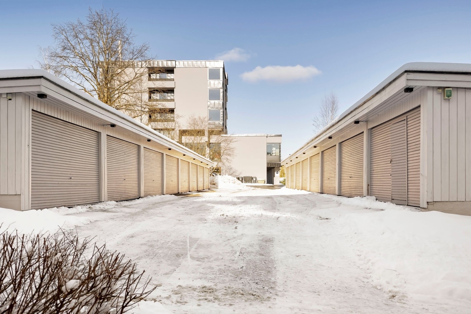 Det er gode parkeringsforhold i borettslaget for både gjester og beboere. Det er også mulighet for salg/leie av garasjeplassen om ønsket, disse eies av enkelte leiligheter privat. Galleribilde