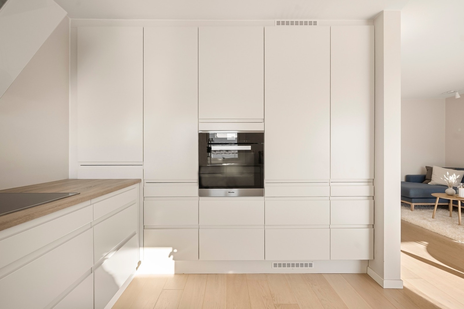Integrerte hvitevarer fra Miele bestående av platetopp (90 cm), stekeovn, oppvaskmaskin og kjøl-/fryseskap medfølger salget. Galleribilde