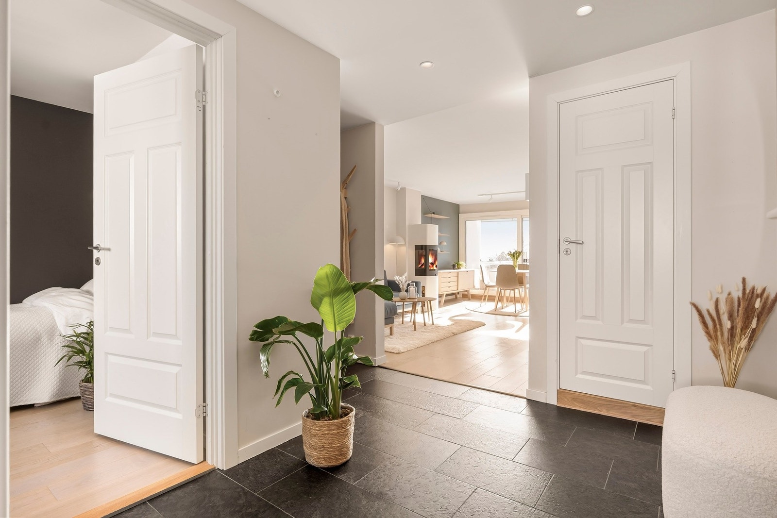 Velkommen inn! Det første som møter deg er en lys og romslig entré som gir et godt førsteinntrykk av boligen. Galleribilde