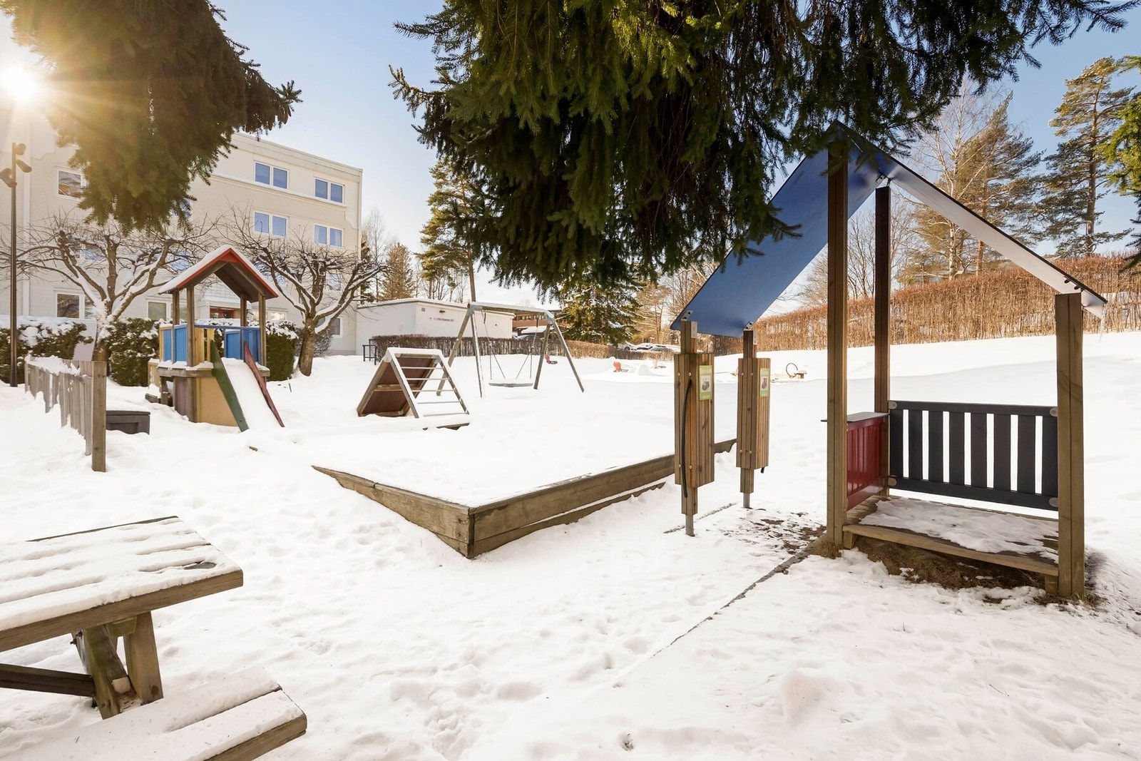 Fellesområde med nyere lekeplass for de små. Galleribilde