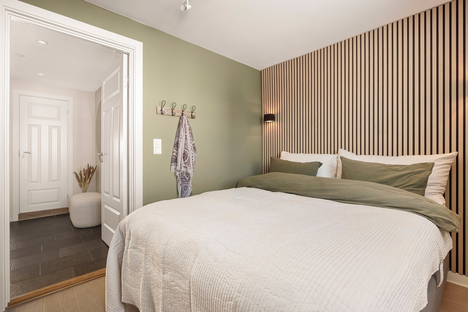 Spilevegg gir rommet et moderne uttrykk. Galleribilde