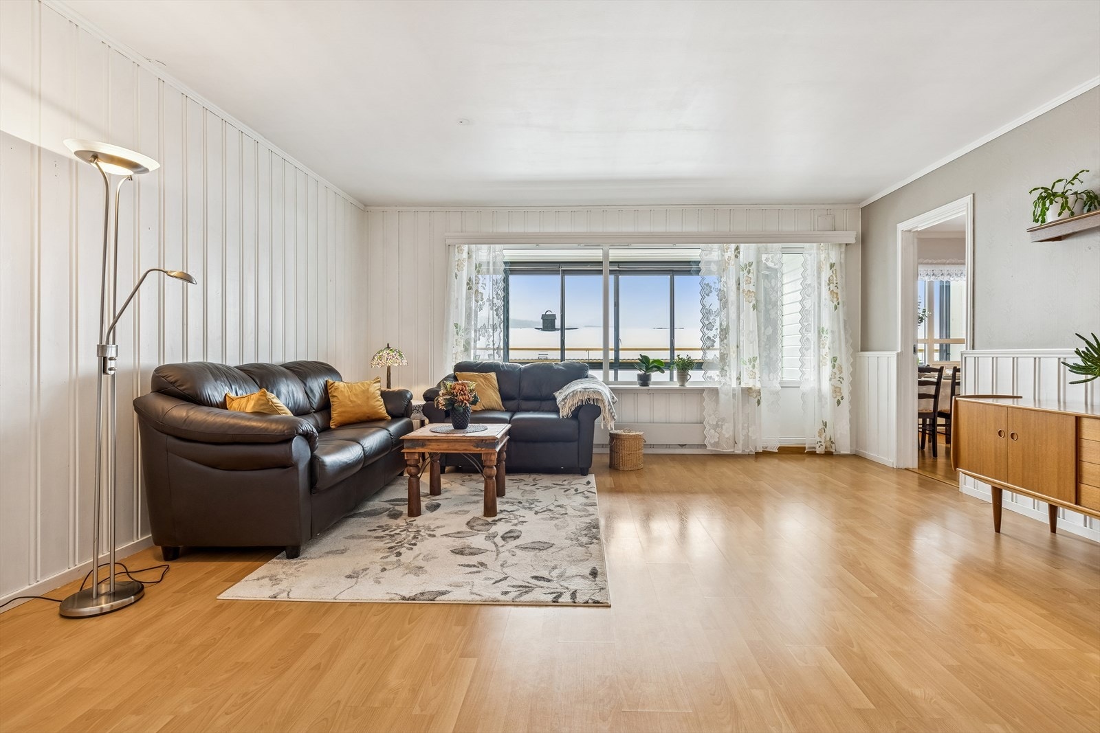 Romslig og lys stue. Galleribilde