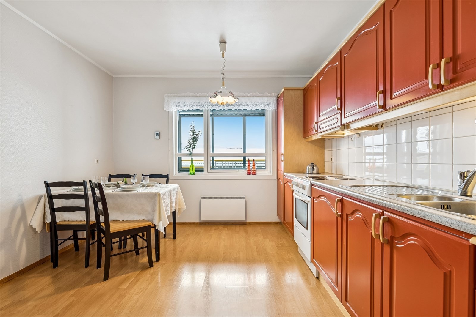 Kjøkkenet har plass til spisebord. Galleribilde