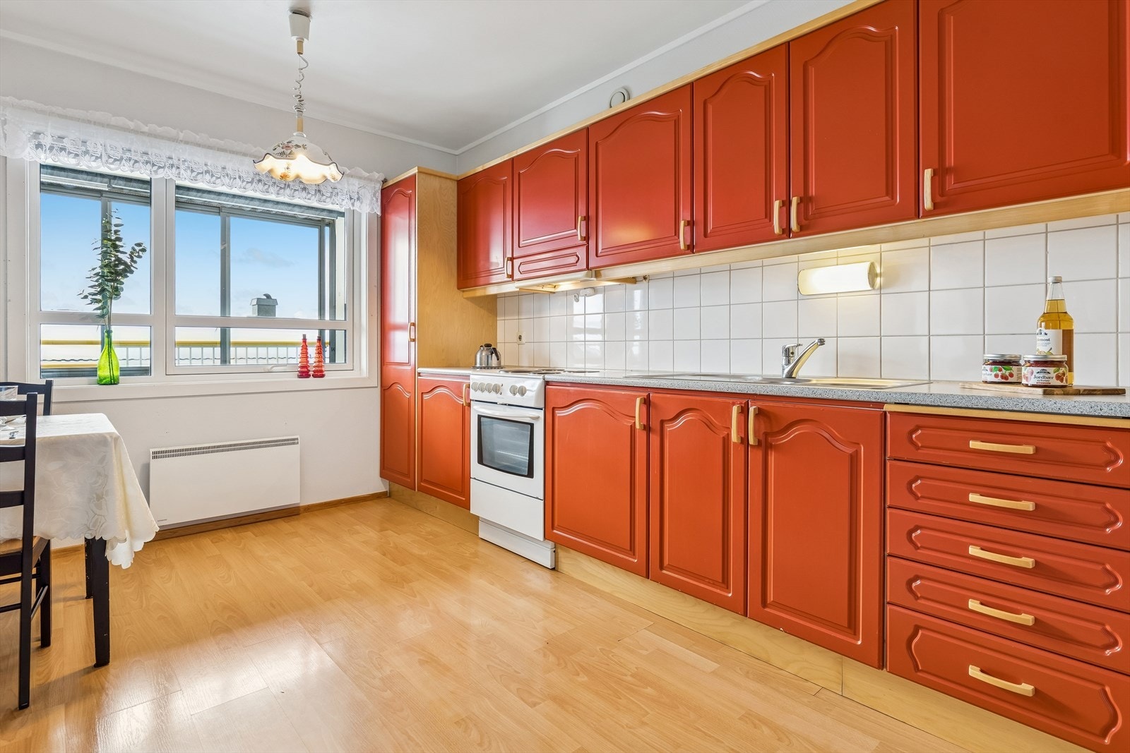 Kjøkkenet har god skap- og benkeplass. Galleribilde