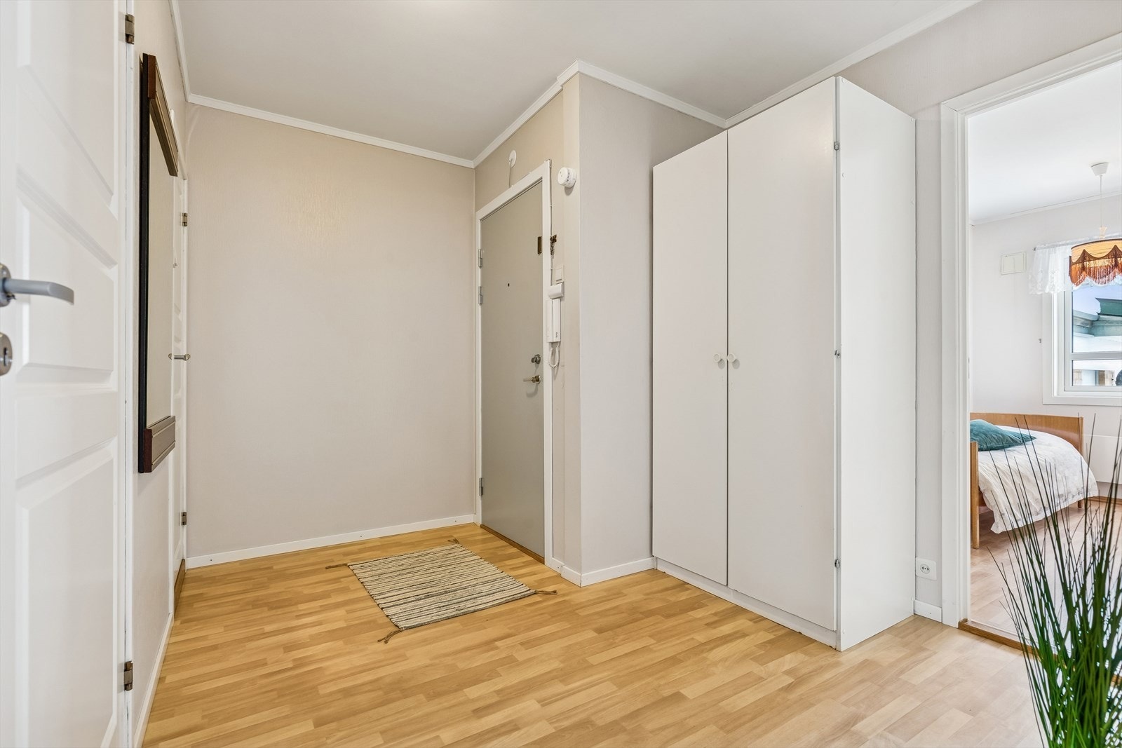 Både gang og soverom har garderobeskap. Galleribilde