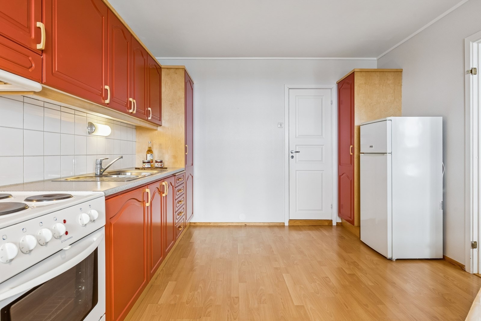 Både fra kjøkkenet og entreen er det adkomst til bad/vaskerom. Galleribilde