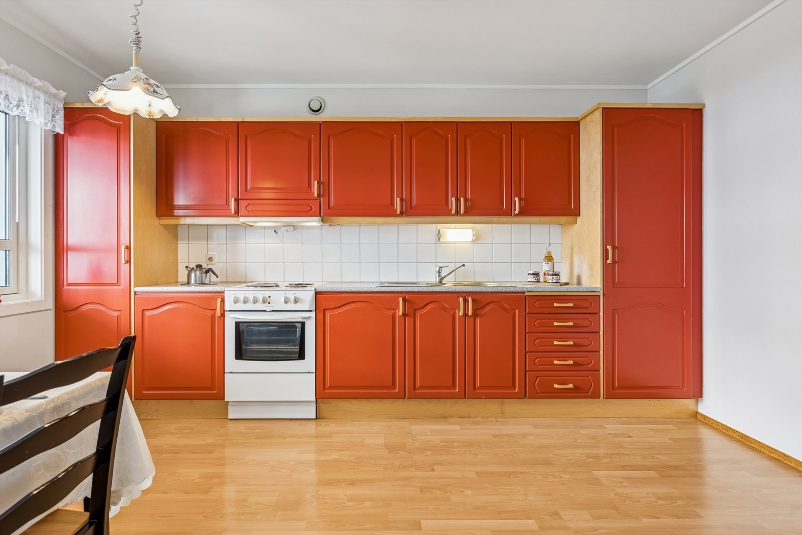 Romslig kjøkken fra 2005. Galleribilde