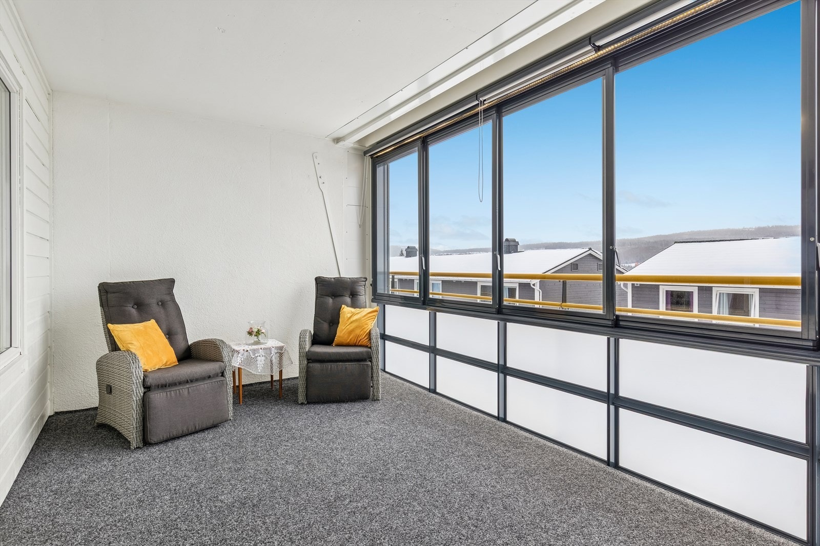 Balkong med vinduer som kan åpnes. Det er montert utvendige screens for solskjerming. Galleribilde