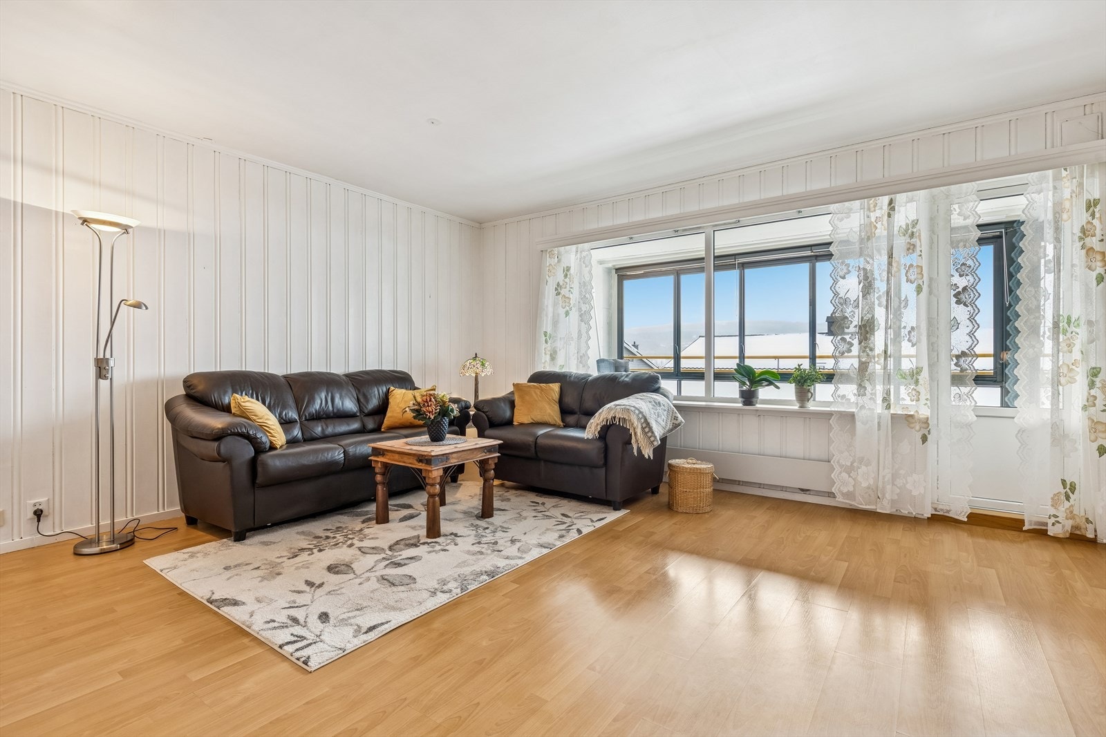 Laminatgulv og panel på vegger. Det er også utgang til innglasset balkong. Galleribilde