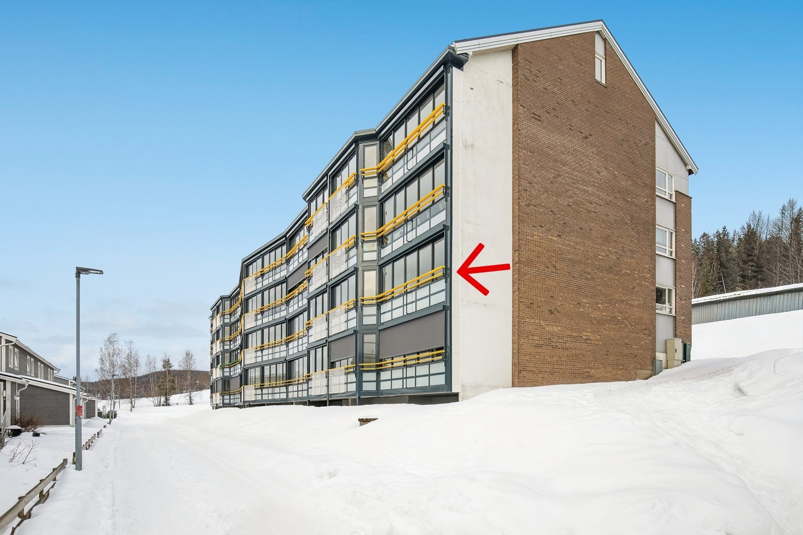 Velkommen til Smørbukkvegen 19! Romslig og velholdt 4-roms kun en trapp opp fra inngangspartiet. Galleribilde