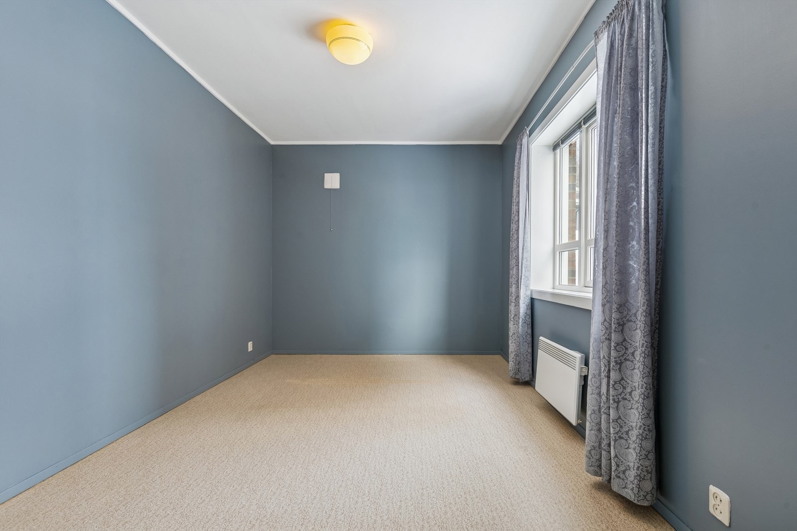 Leiligheten har 3 soverom. Her hovedsoverom. Galleribilde