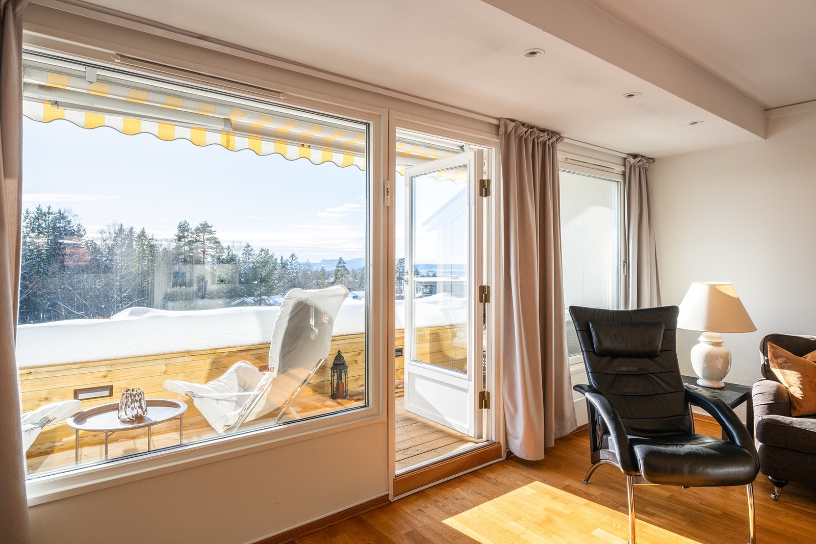 Fra stuen er det direkte utgang til en sydvestvendt veranda på ca. 12 m² med flott utsikt. Galleribilde