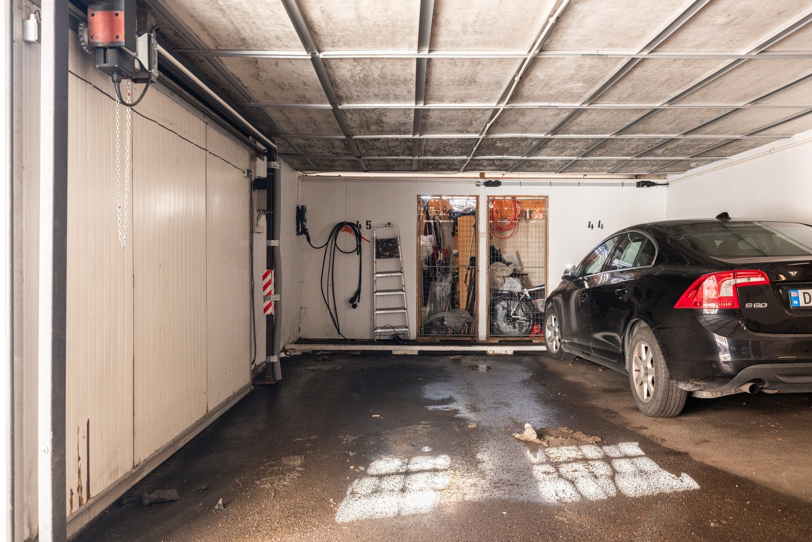 Parkeringsplass med elbil lader i felles garasjeanlegg. Galleribilde