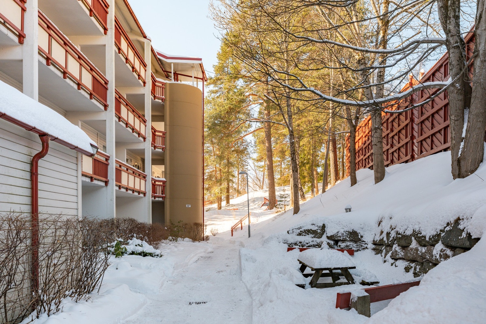 Inngangsparti med rask tilgang til skogen og en rekke aktiviteter som gjør hverdagen spennende for både voksne og barn. Galleribilde